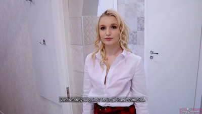 Giovane ragazza del college tradisce il suo ragazzo con il suo amico | POV e sborra dentro la sua figa!